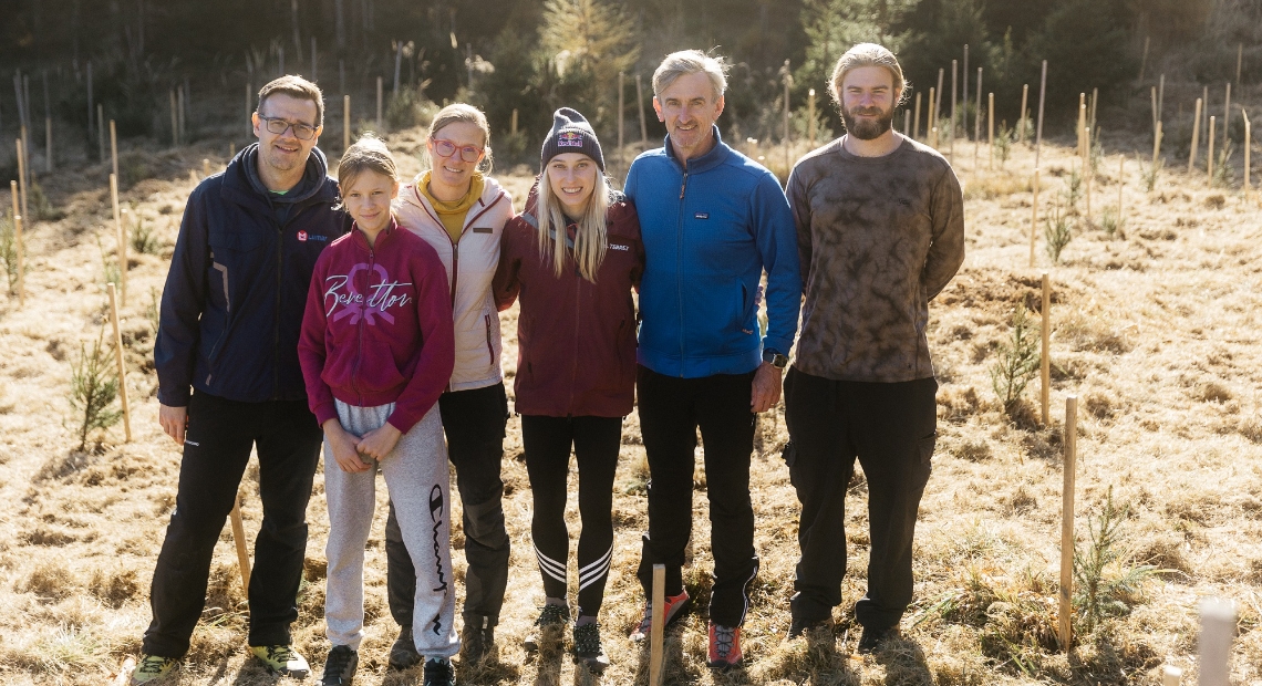 Lumar - In der jährlichen Aktion haben wir mit Janja Garnbret 1000 neue Bäume gepflanzt